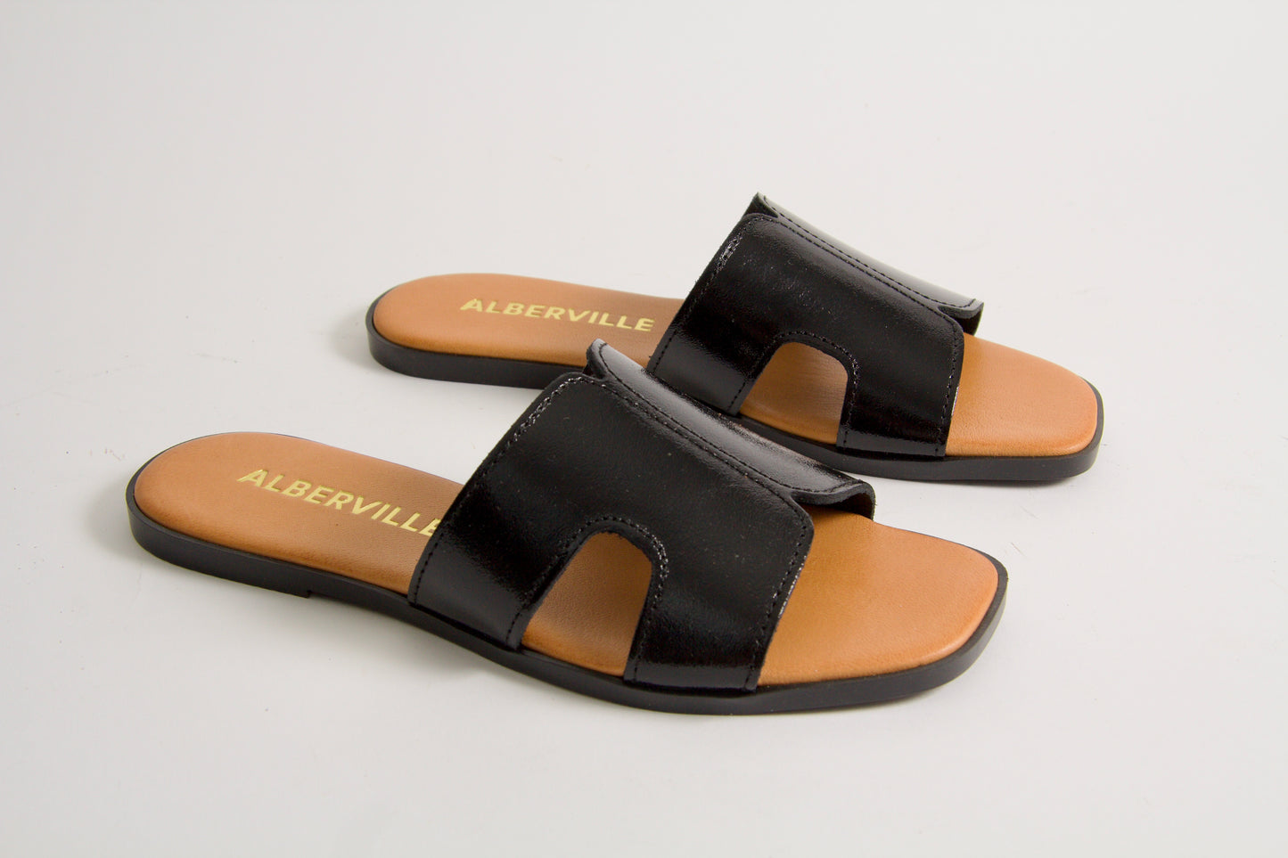 Marilyn Sandaler i Svart Lackat Läder