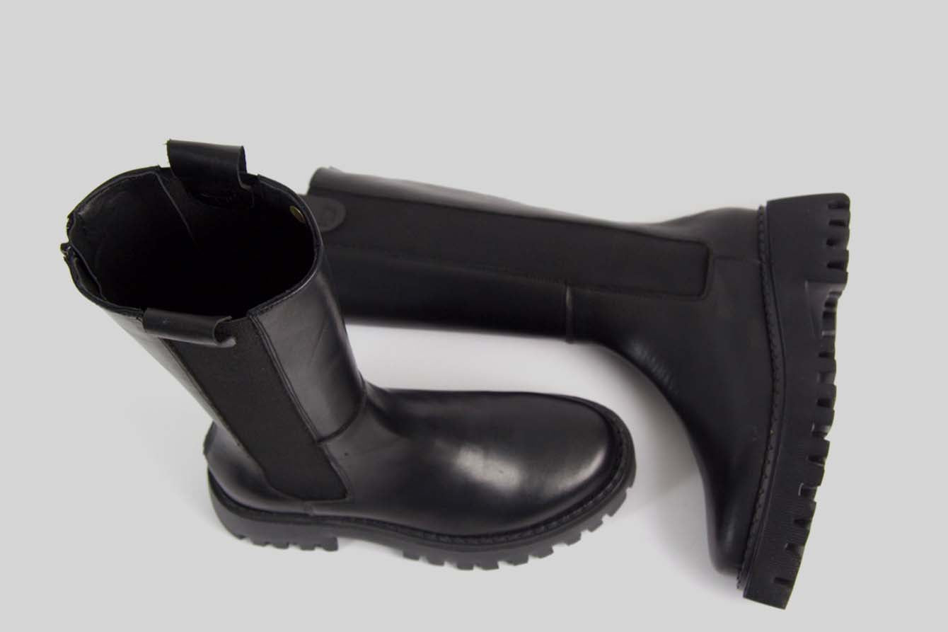 High boots with elastic and zip back.