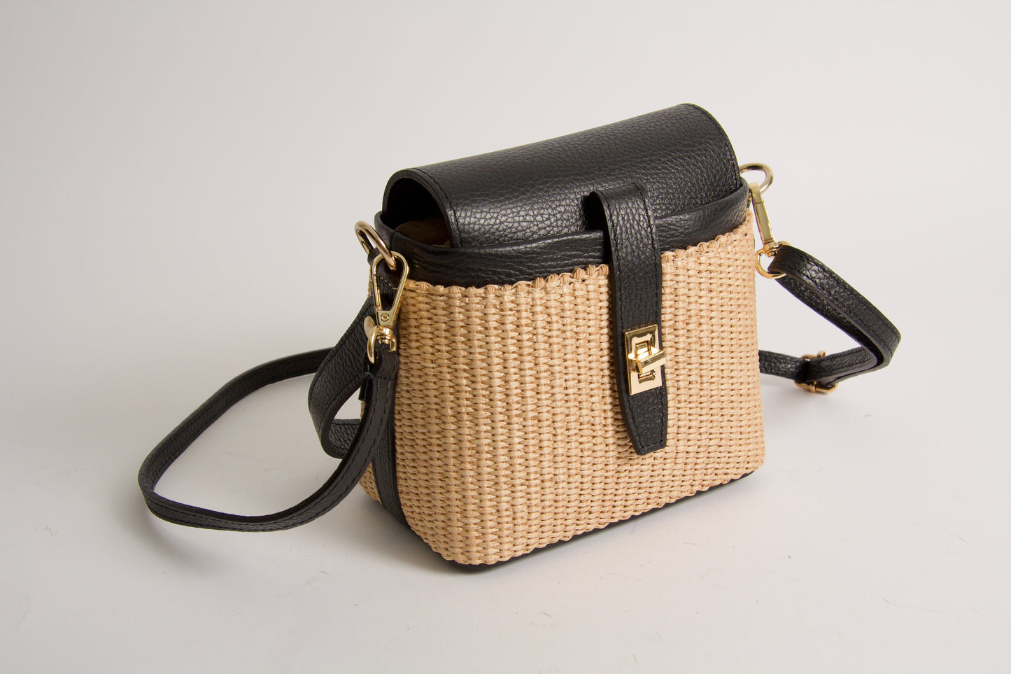 Buckle Bag Rafia Natural Black