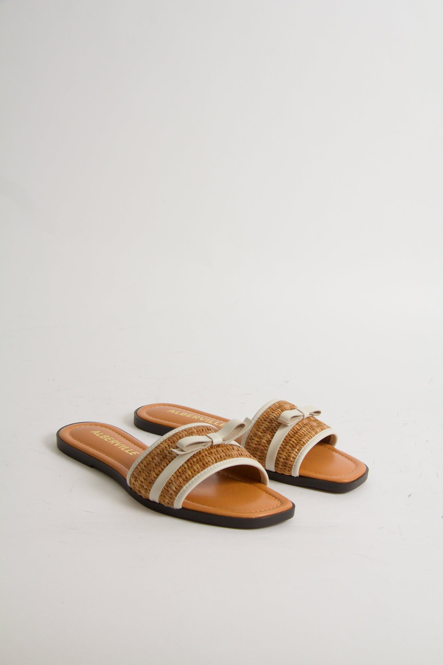 Yonis Sandaler i Offwhite + Naturfärgad Bast