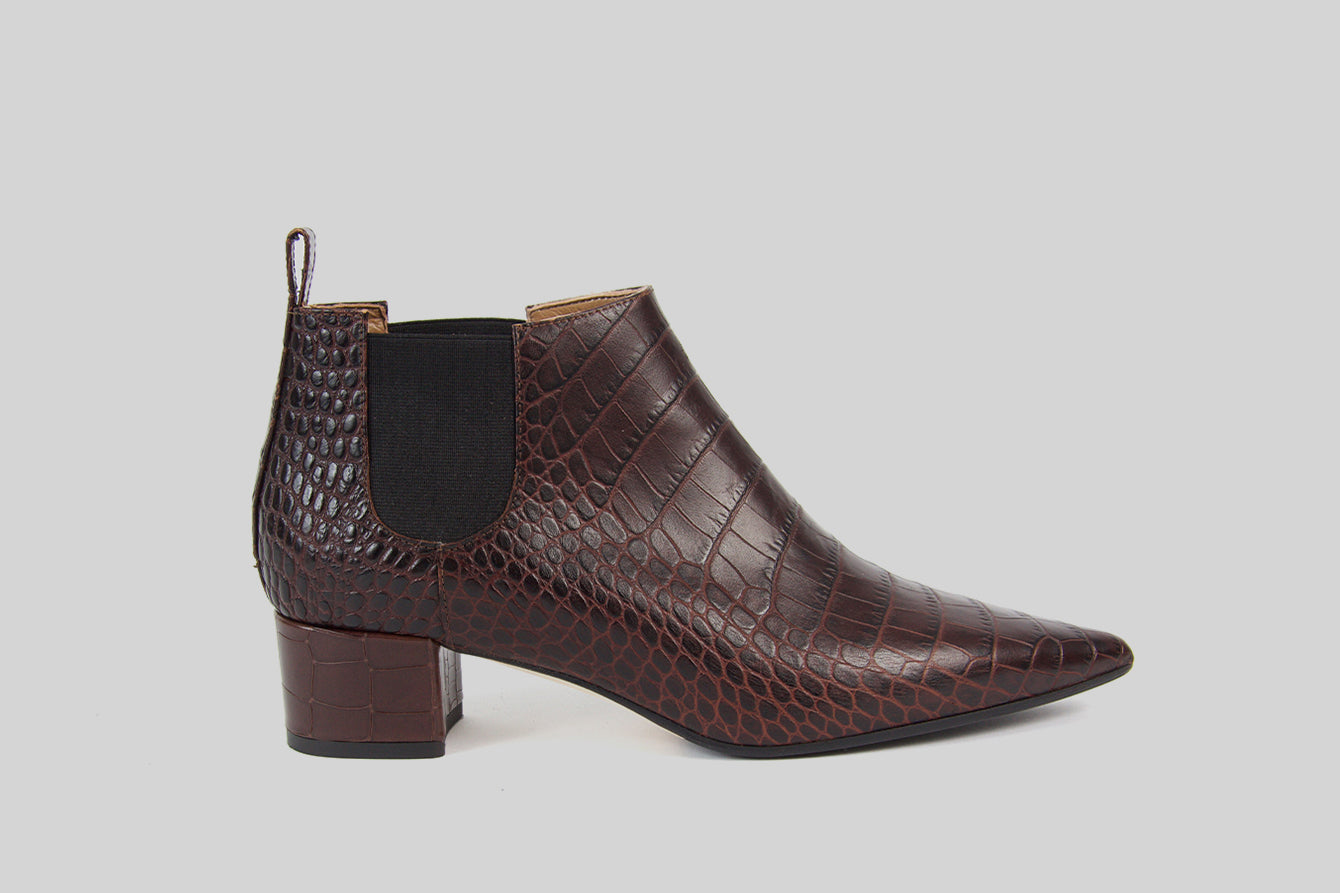 Pointy boots in dark brown leather