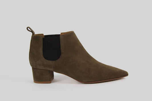 Pointy boots in khaki green suede