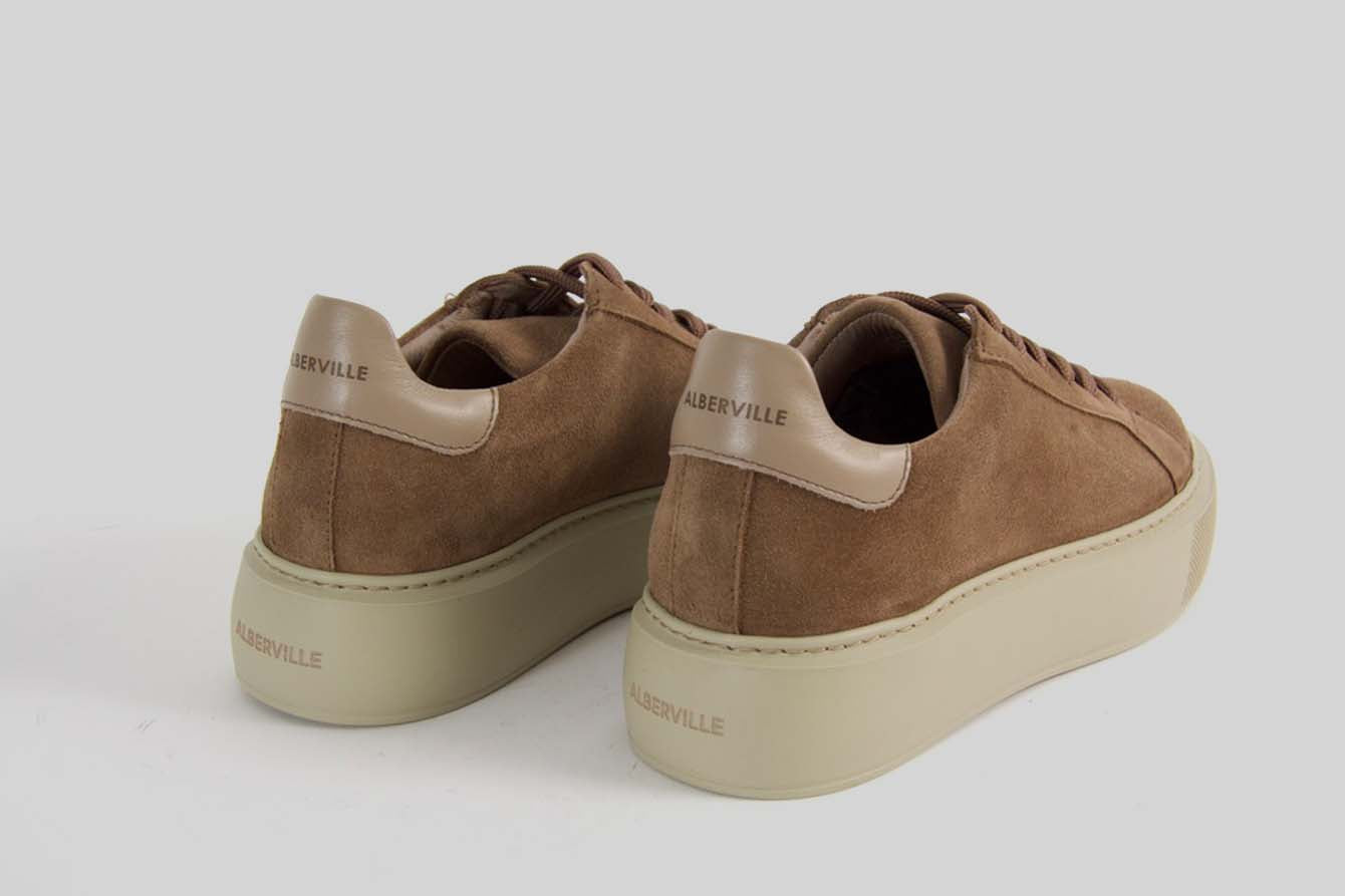 Nougat brown sneaker made in suede.