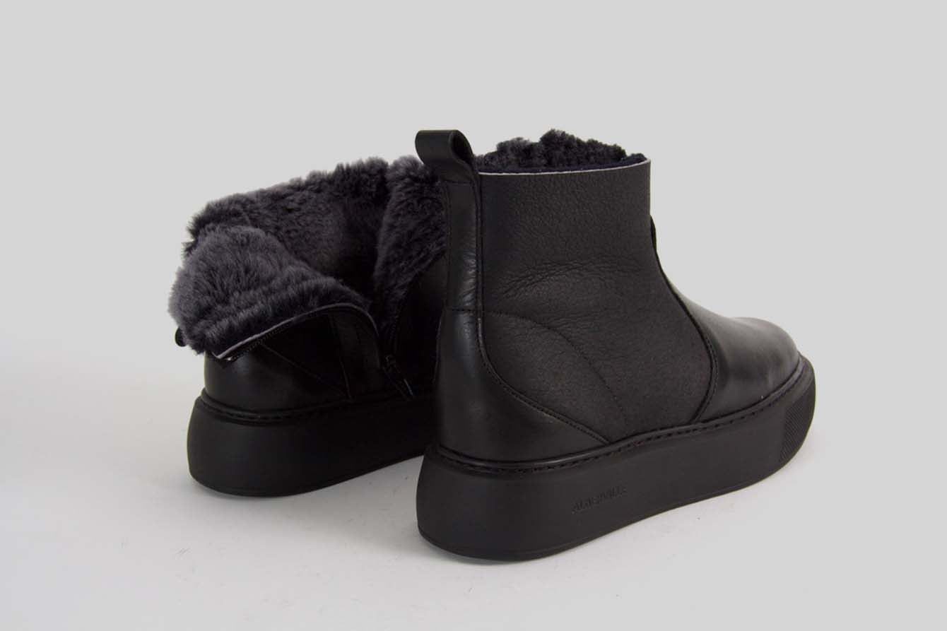 Black boot with doubleface fur lining.