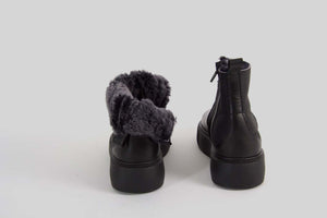 Black boot with doubleface fur lining.