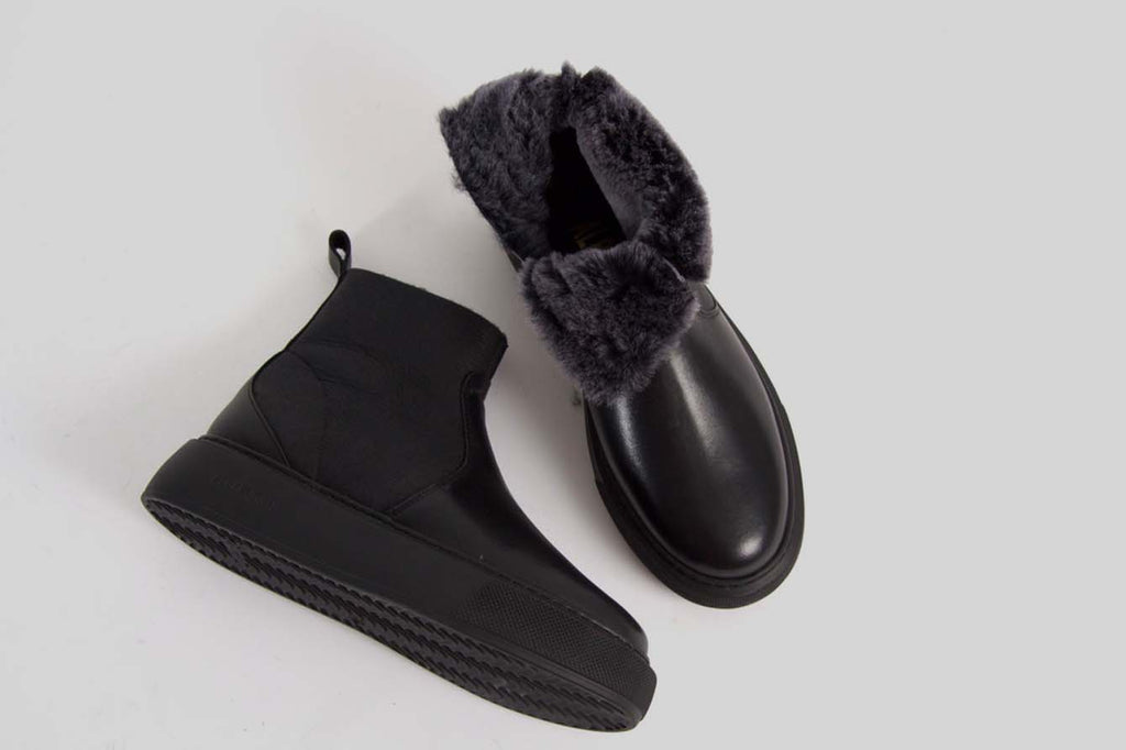 Black boot with doubleface fur lining.