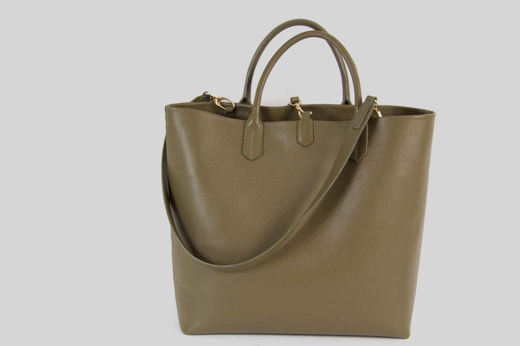 Large bag in kaki grained calf leather with gold details.