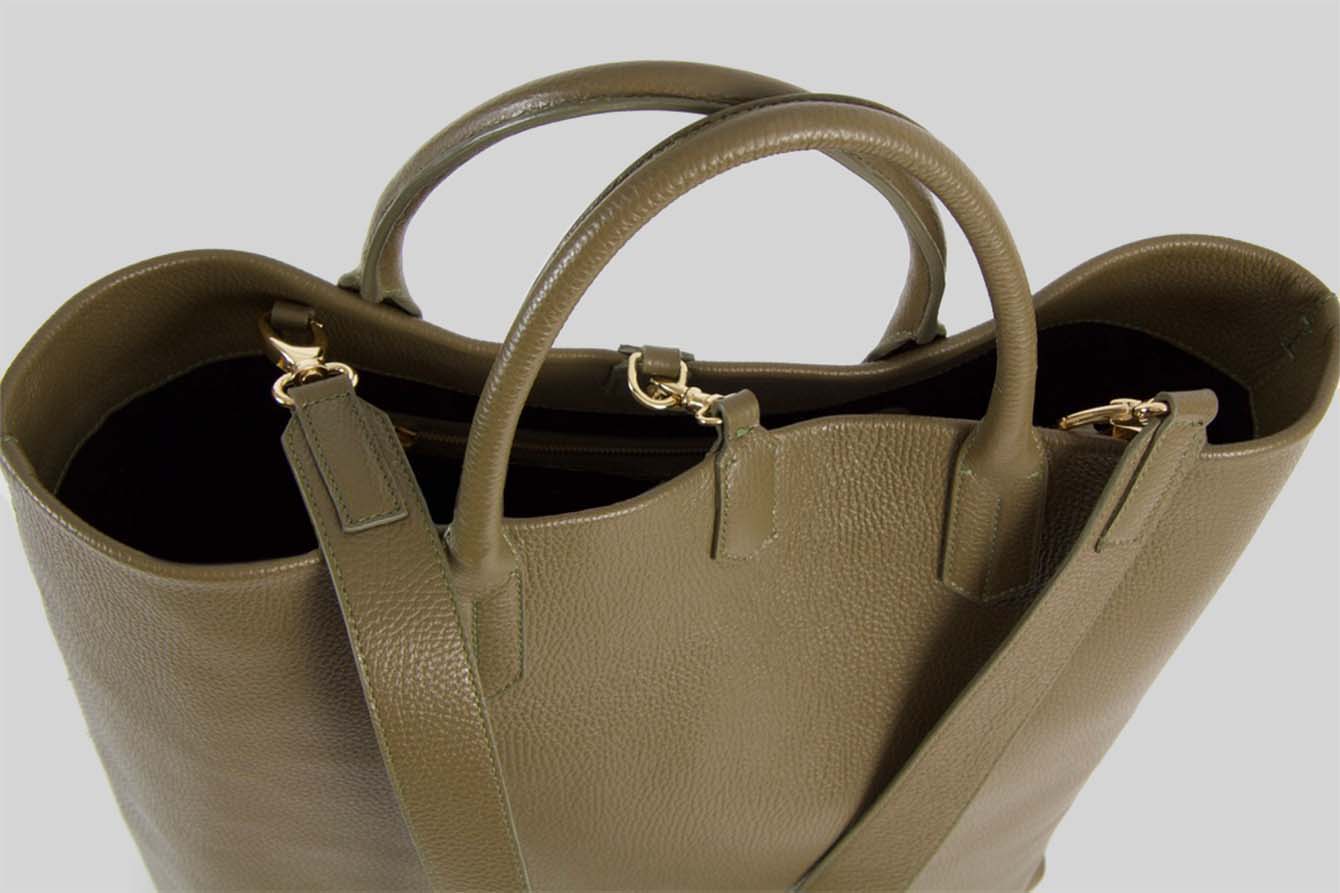 Large bag in kaki grained calf leather with gold details.
