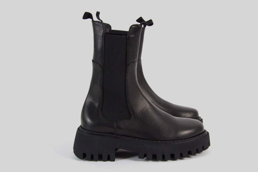 Black boots with elastic on both sides.
