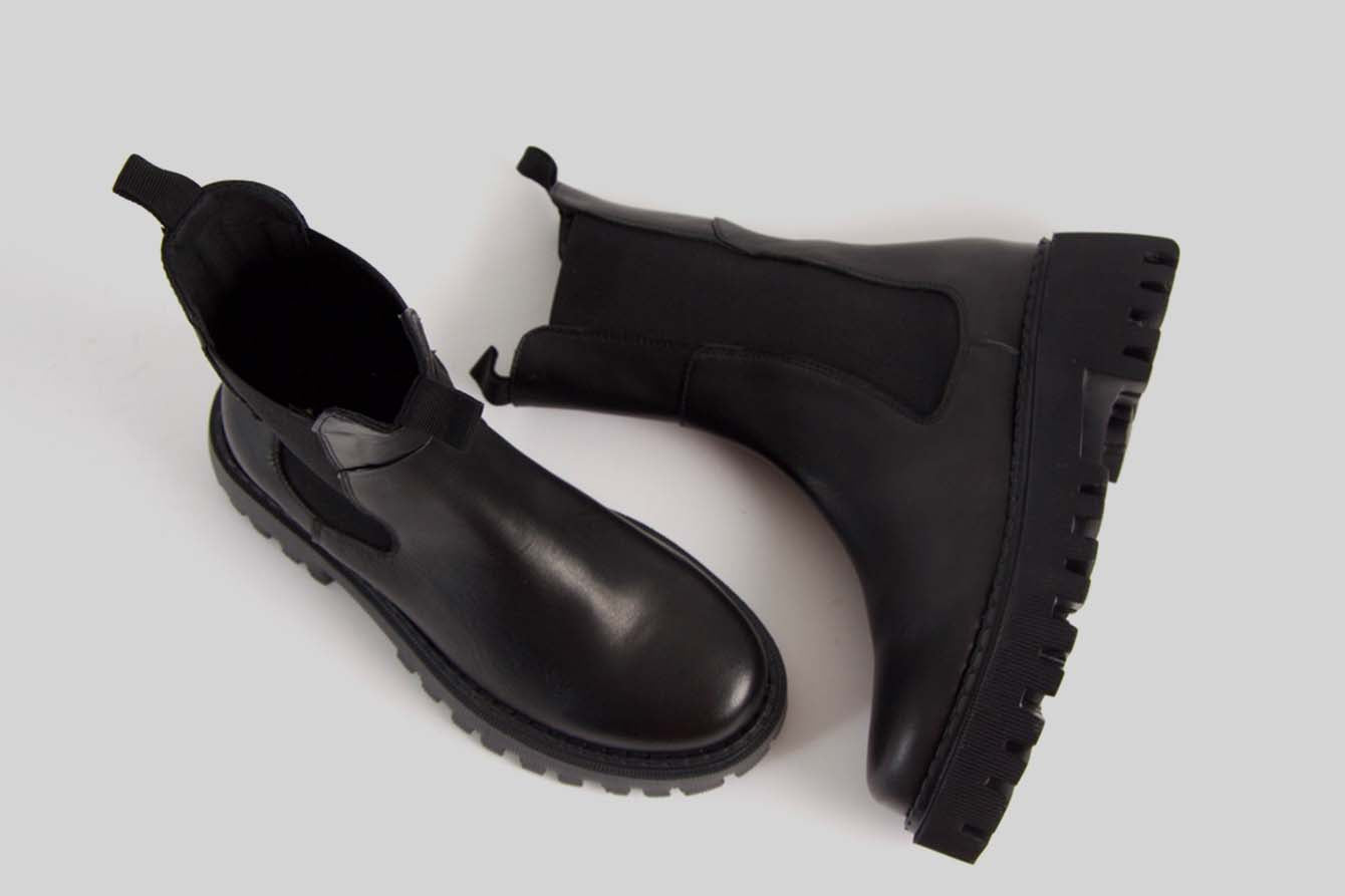 Black boots with elastic on both sides.