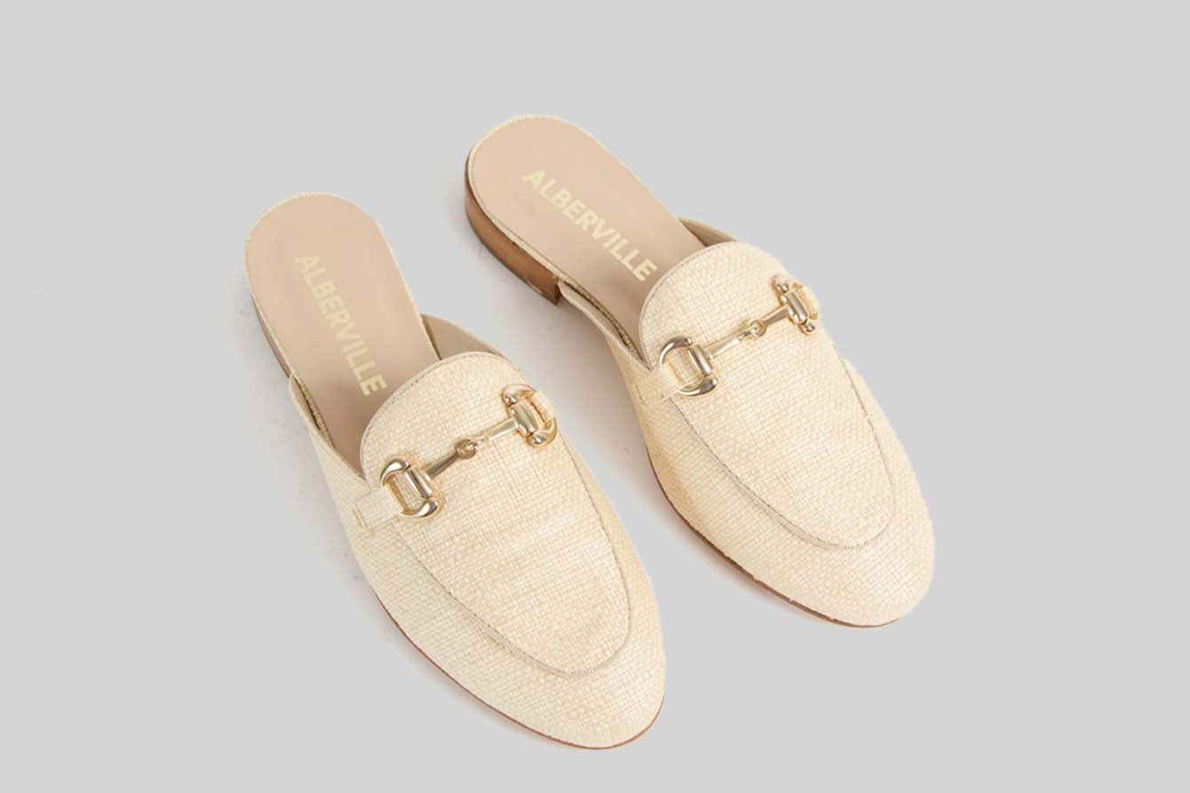 Loafer made in natural raffia with a golden buckle.
