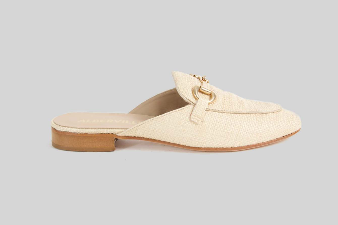 Loafer made in natural raffia with a golden buckle.