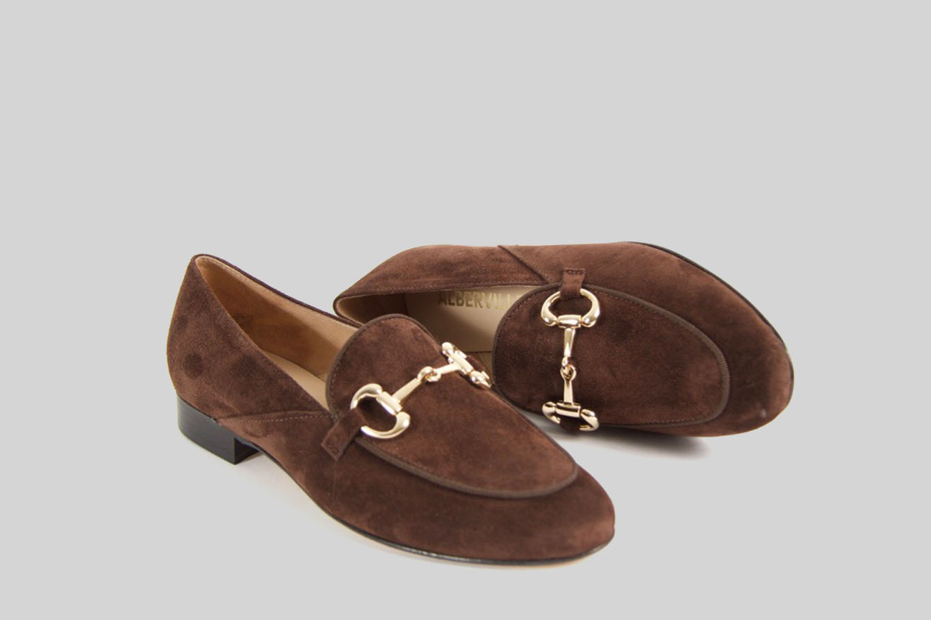 Loafer i mörkbrun mocka med ett guldspänne.